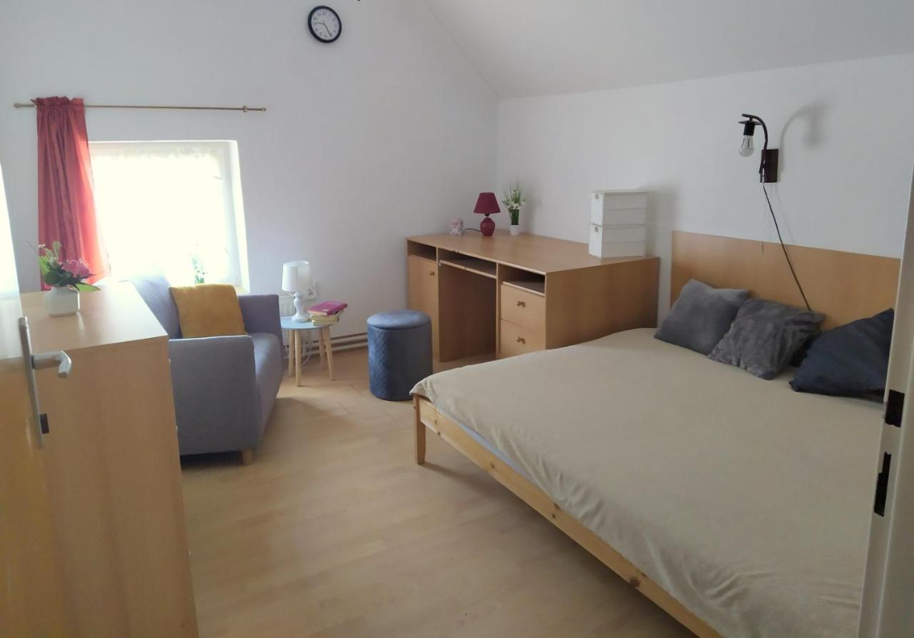 Ubytovanie Pod Cervenym Kamenom Male Karpaty Pila  Exterior foto